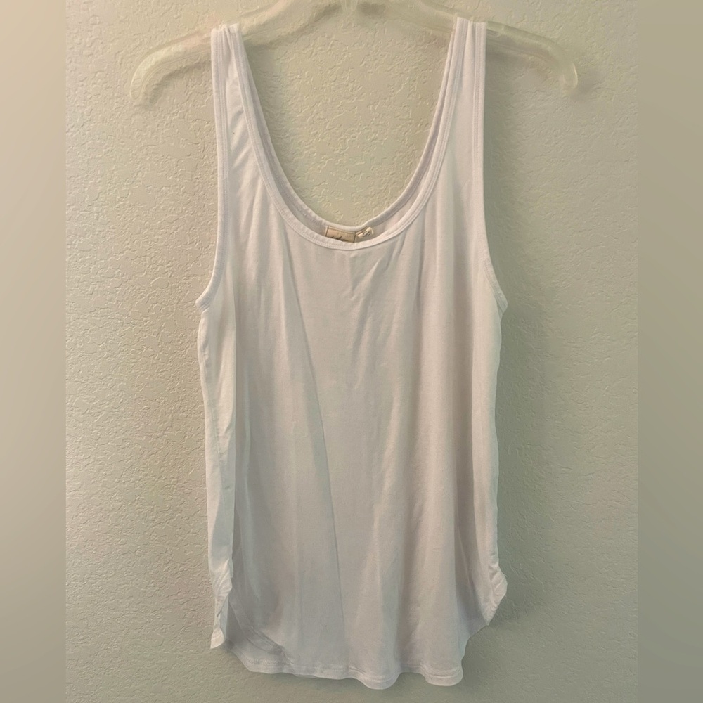 White Crow woman’s white 95% Rayon tank size medium